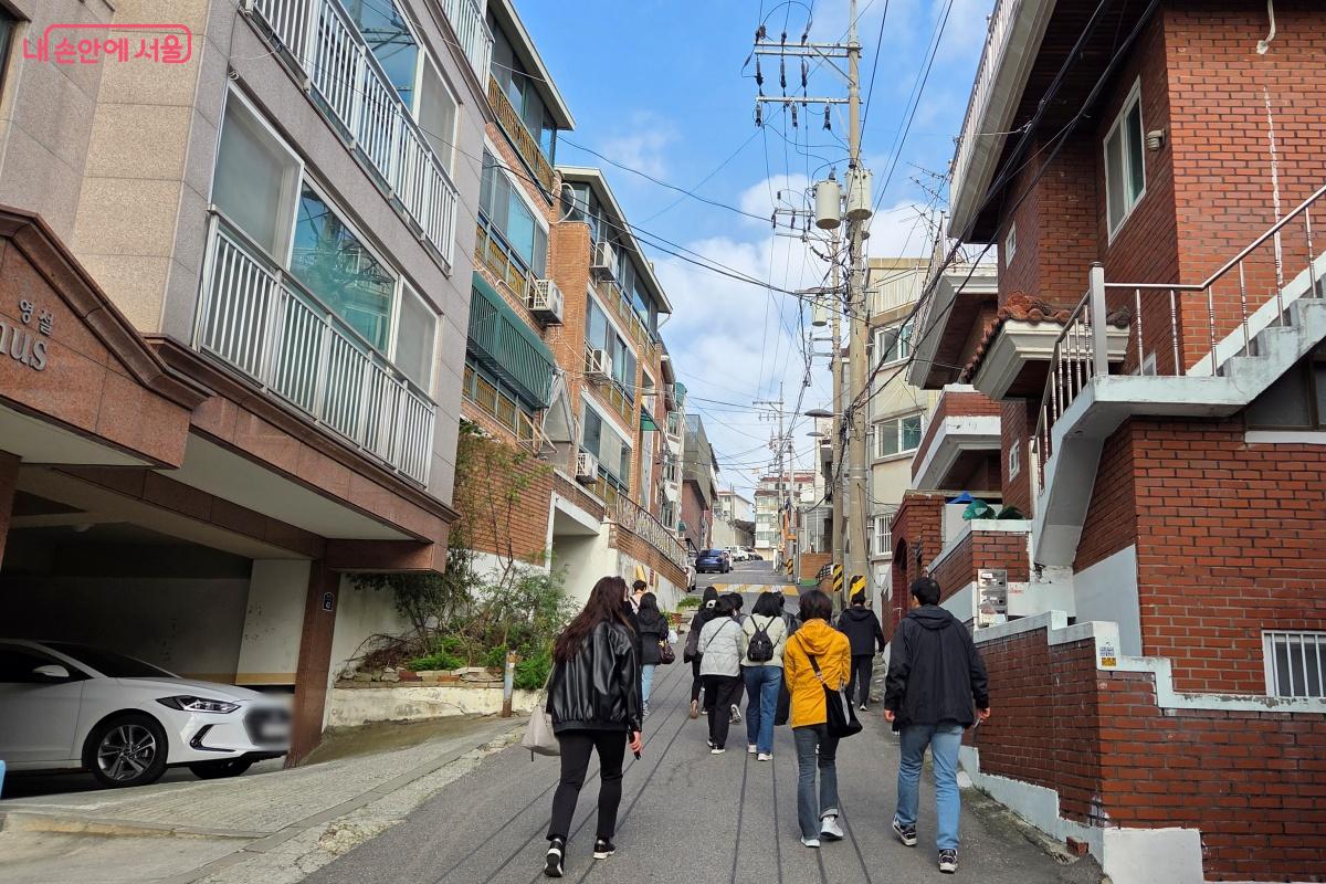 녹사평 산책 코스는 언덕길을 걸어야 했다. ©김미선