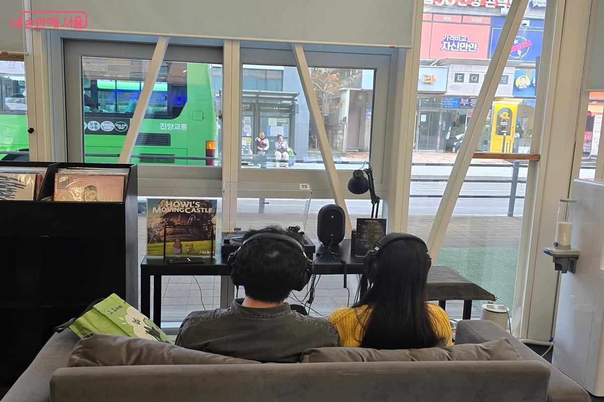 커플이 나란히 앉아 LP 음반을 감상하고 있다. ©강사랑