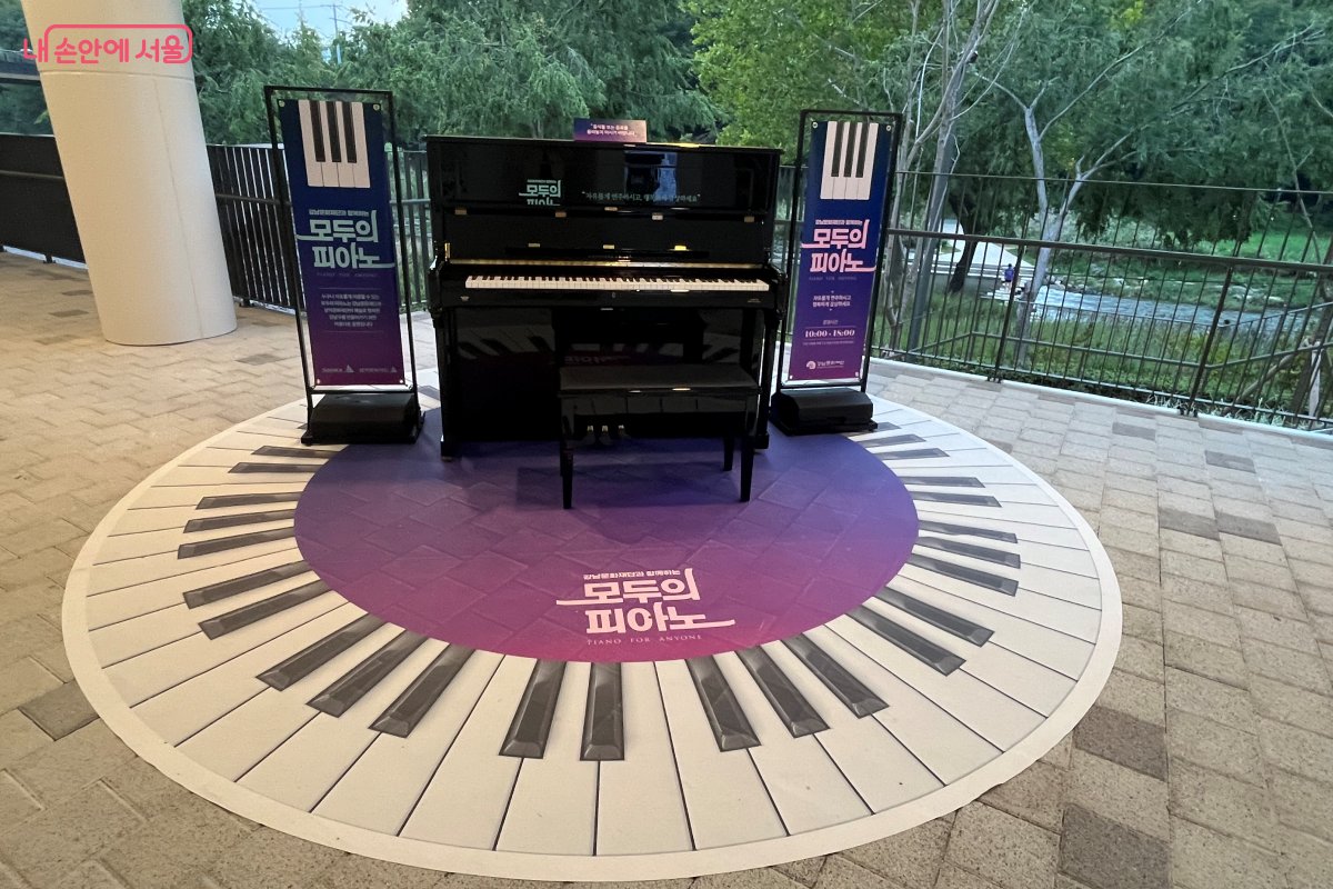 지하 1층에 마련된 모두의 피아노는 누구나 연주할 수 있다. ©김연희