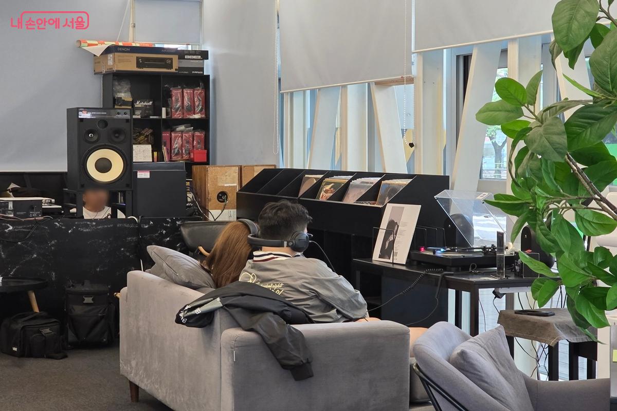 2인용 좌석이 있어 친구, 가족, 커플들이 이용하기에 안성맞춤이다. ©강사랑