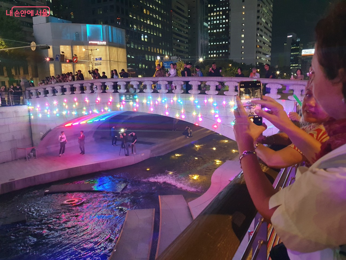 힘찬 물줄기처럼 물길을 따라 퍼져나가는 레이저 불빛 ©엄윤주