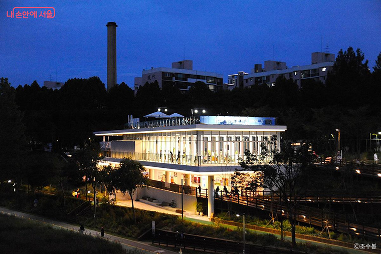 야간에 불 밝힌 양재천 수변문화쉼터