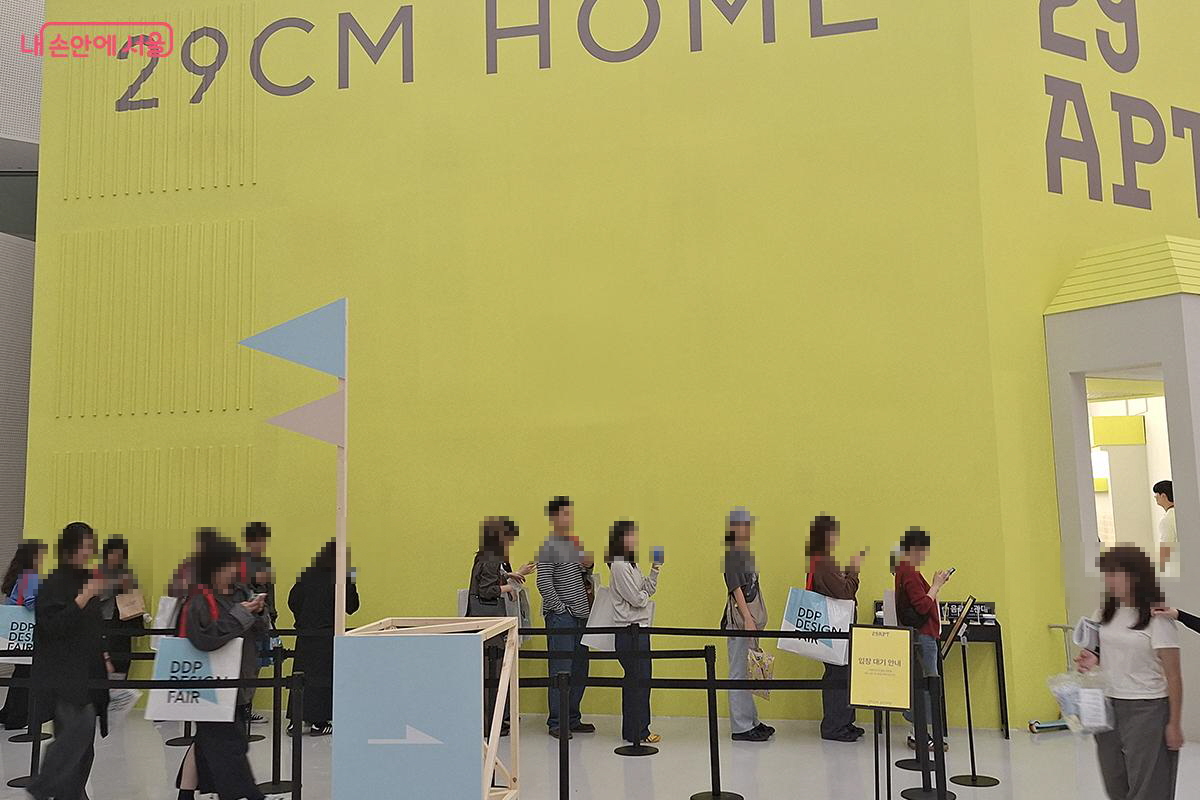 '29CM' 브랜드관은 실제 아파트가 들어선 것처럼 10m 높이의 전시공간에 4가지 라이프스타일로 브랜드들을 소개하고 있다. ©백승훈