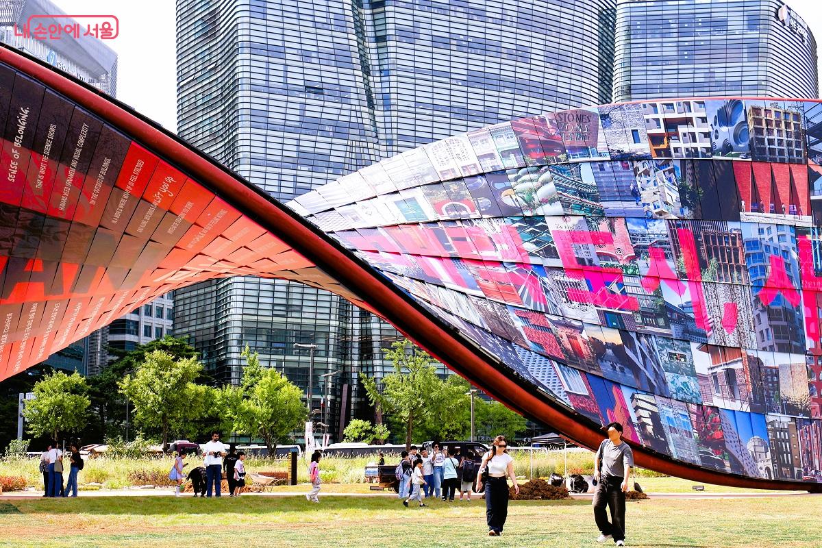 작품의 두 개 면이 공중에서 뒤틀려 다시 지면과 만나며 오늘의 서울과 미래의 서울의 모습을 보여주고 있다. ©이봉덕