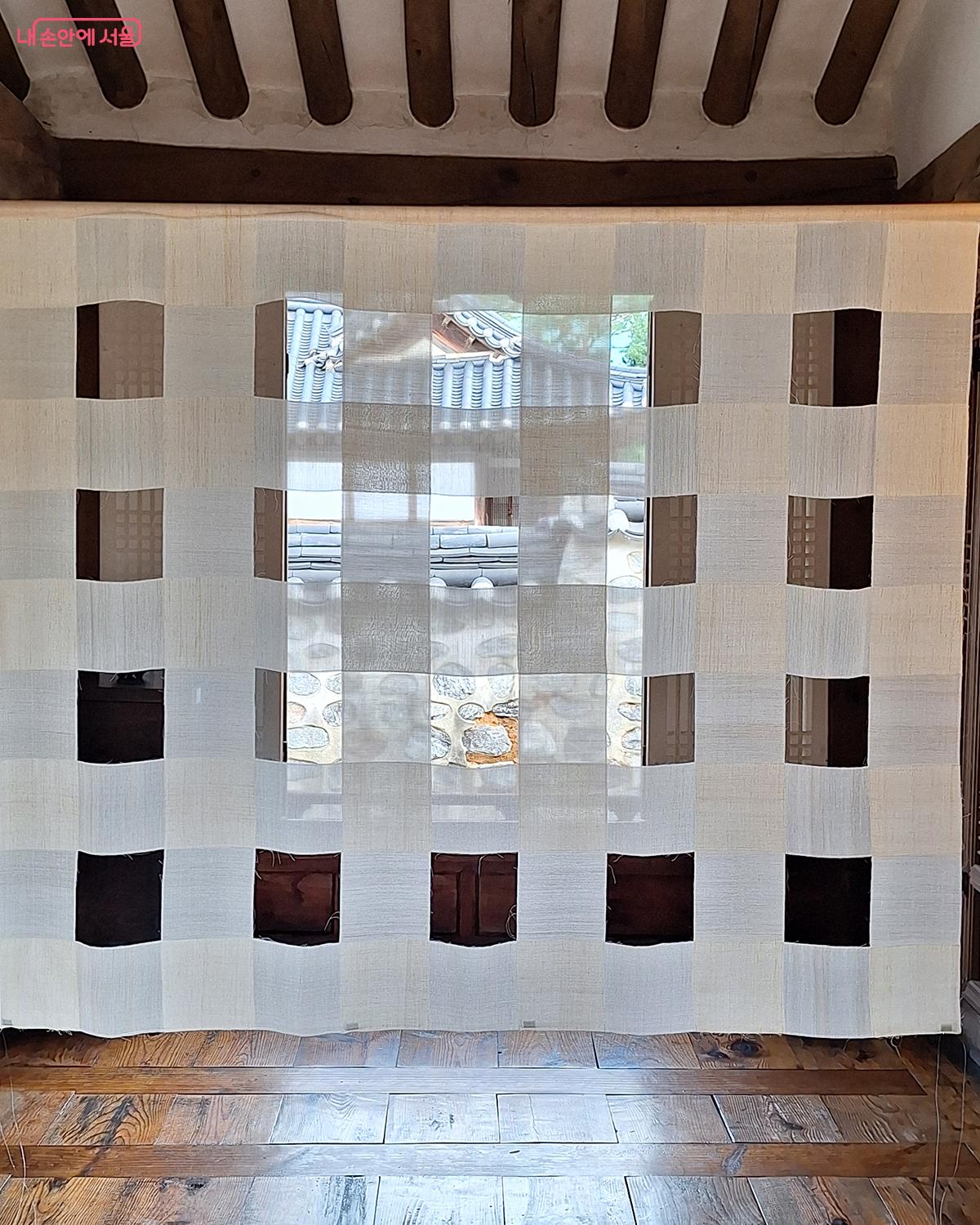 이승업가옥 창틀에 맞춘 특대형·곡선형 조각보로 전통 원단에 현대적 온기를 더했다. ©정향선