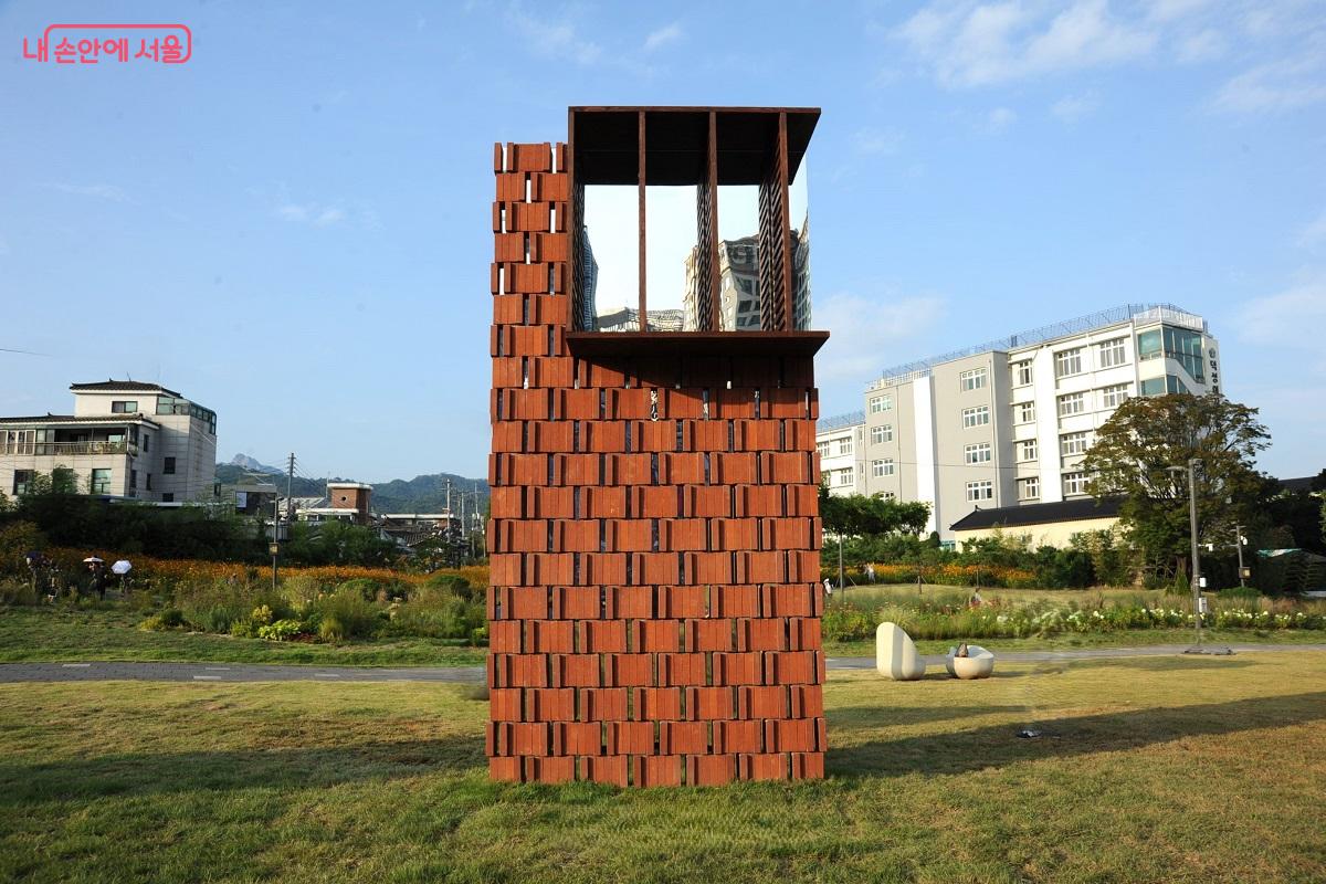 벽의 역할 중 공기 흐름의 중요성을 보여주는 아누파마 쿤두 작 ‘숨 쉬는 벽’ ⓒ조수봉