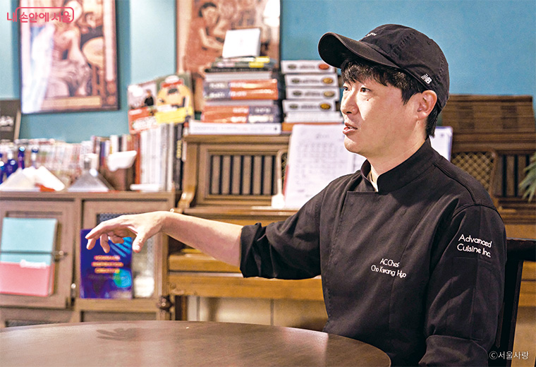 <흑백요리사>로 이름을 알린 조광효 셰프는 “사천요리도 서울의 입맛에 맞아야 한다”라고 이야기한다.