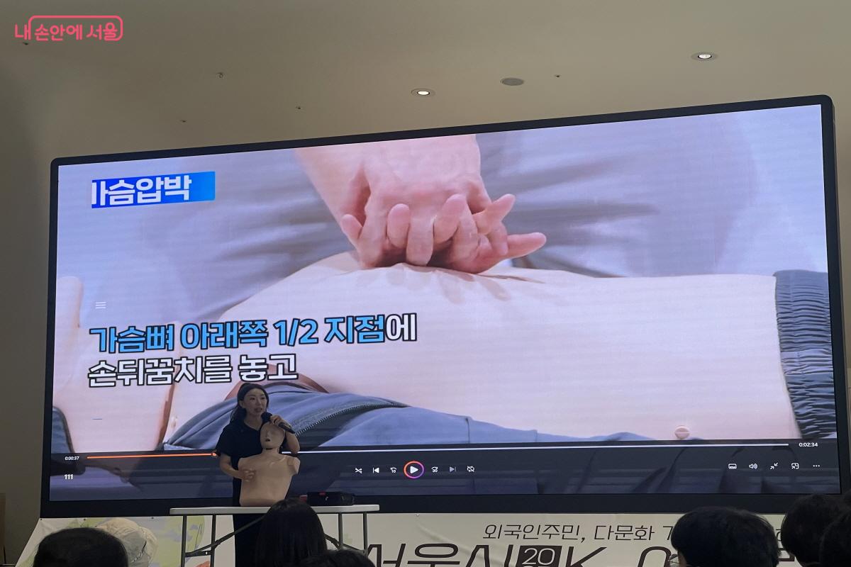 응급구조사가 심폐소생술 시범을 보여주며 자세히 설명하고 있다. ⓒ이정민 