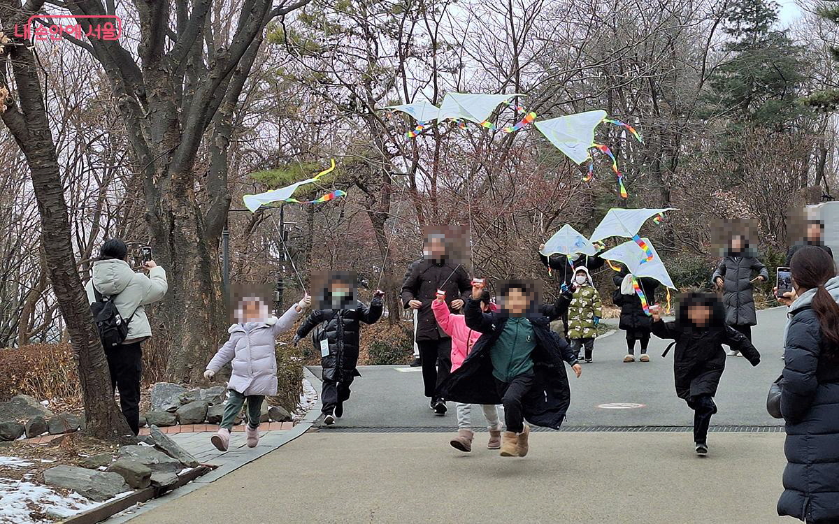 아이들이 손수 만든 연을 하늘 높이 날리고 있다. &copy;이혜숙  