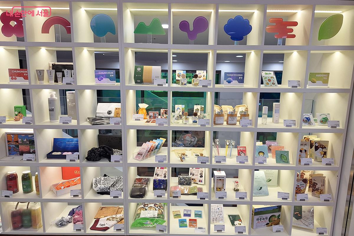 전국에서 올라온 다양한 제품과 기념품들이 한눈에 볼 수 있도록 전시되어 있다. ©백승훈