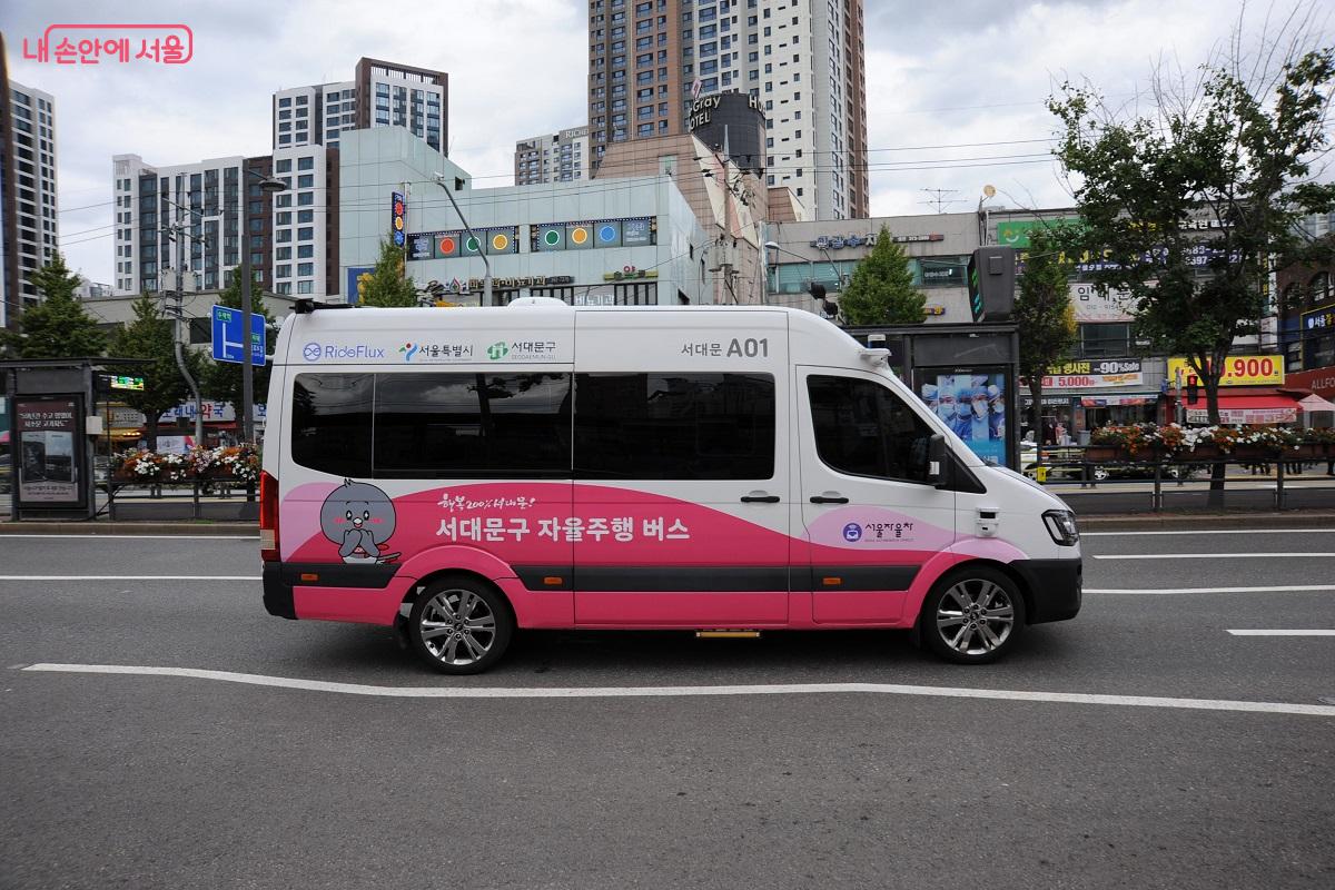 도로를 주행 중인 ‘서대문A01’ 버스 ©조수봉