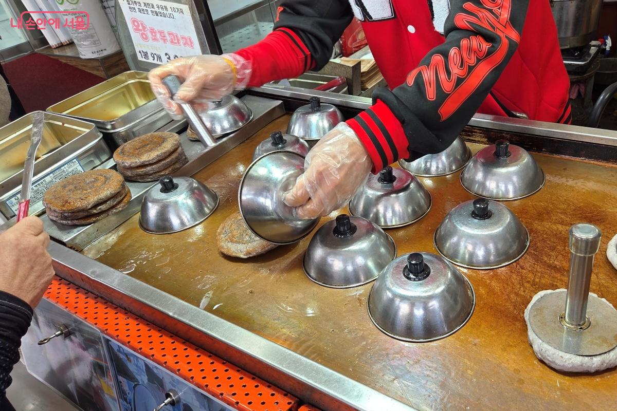 갑자기 쌀쌀해진 날씨에 따뜻한 호떡은 최고의 간식이었다. ©김미선