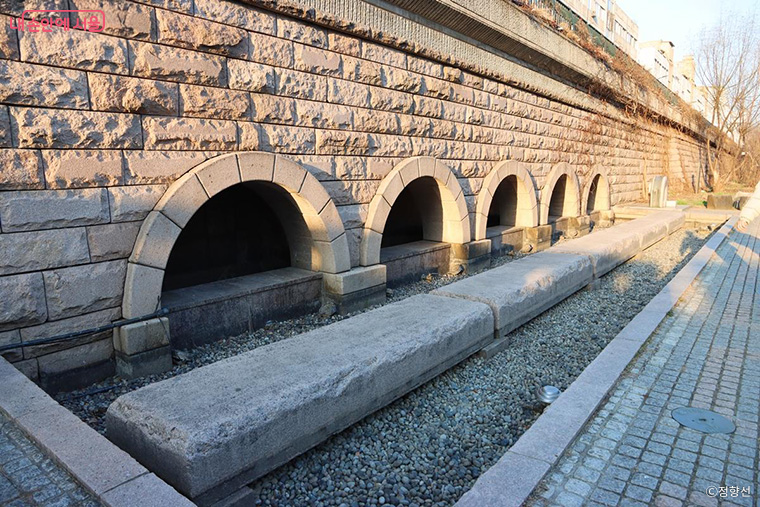 오간수문은 흥인지문 남쪽 성벽 아래에 만든 수문이다. 