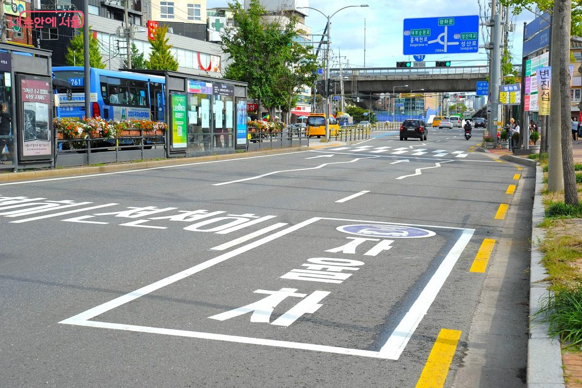 가좌역 3번 출구 정거장의 자율주행버스 전용 주차 표지 ©조수봉