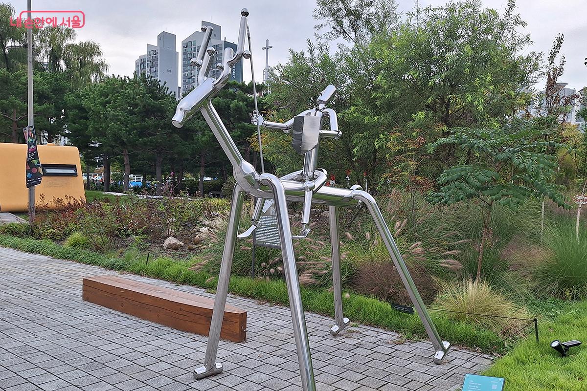 정국택 '비지니스맨-영웅'은 정국택은 스테인리스 스틸을 소재로 반복되는 일상을 살아가는 바쁜 현대인의 모습을 나타낸다.