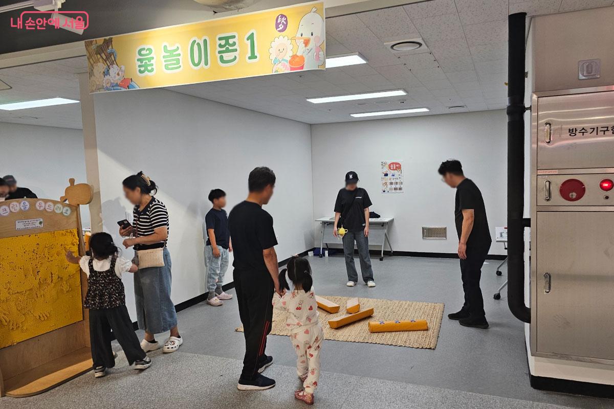 윷놀이를 하고 있는 가족 ©홍혜수