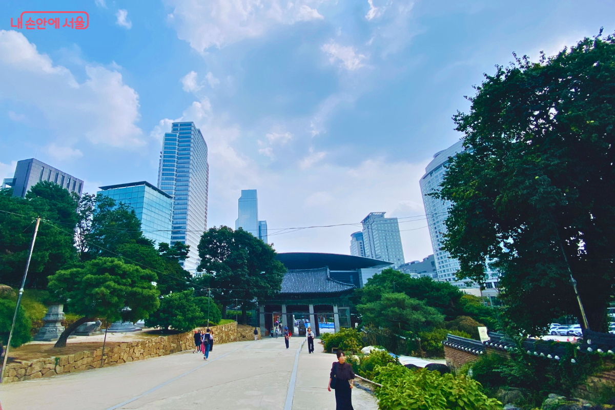 강남 빌딩 숲에 둘러싸인 봉은사 진여문의 이색적인 전경 &copy;양정화