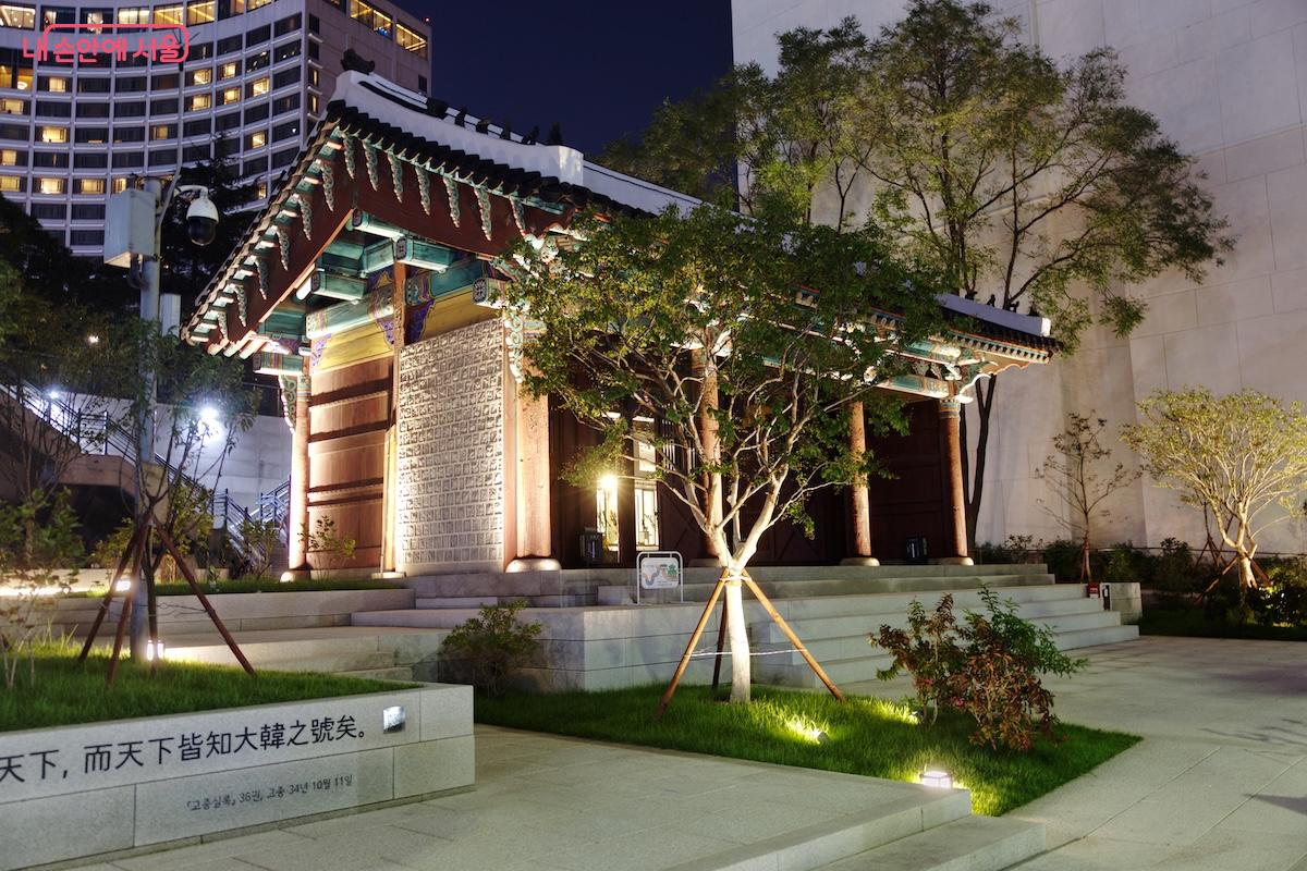 자유롭게 통행하고 휴식할 수 있는 열린 정원으로 변신한 환구단 정문과 그 일대 ©임중빈