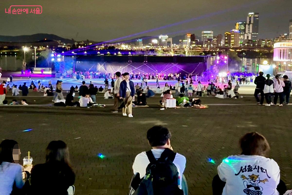 한강 빛섬축제가 열리는 뚝섬한강공원의 가을 밤을 즐기는 사람들 풍경 ©김미정