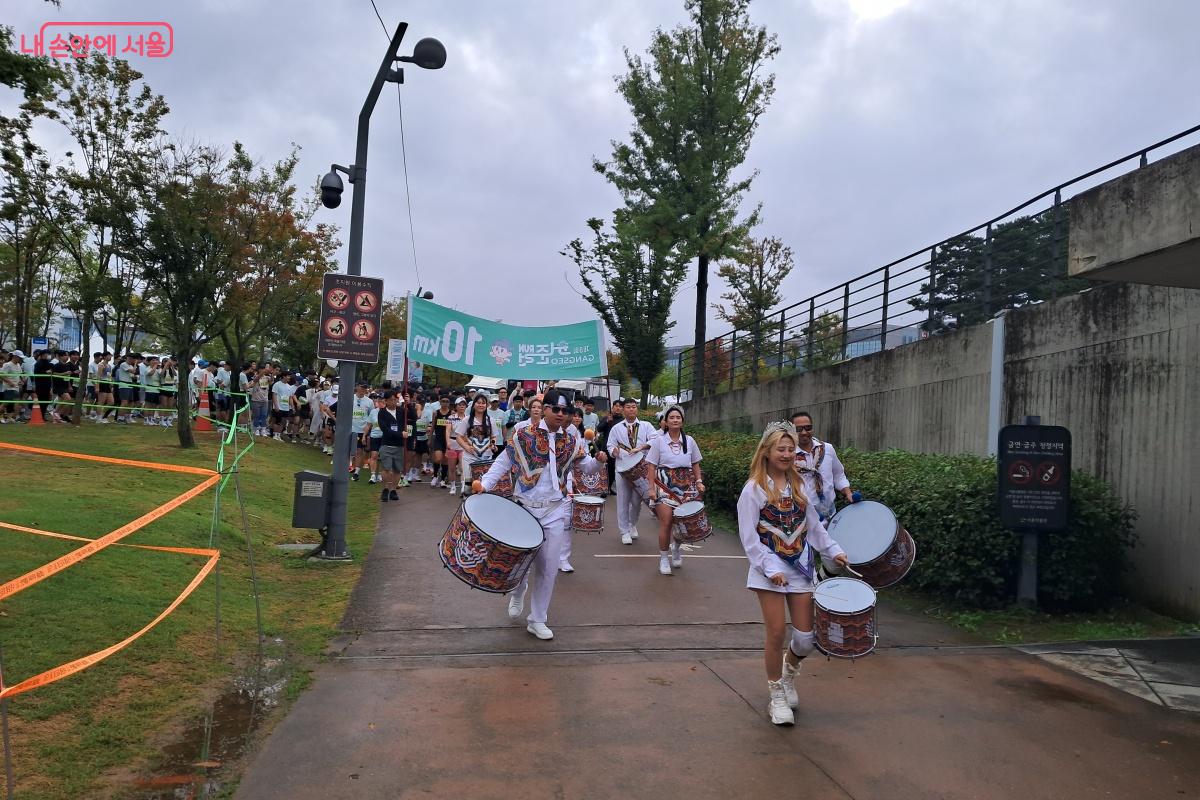 한강과 서울식물원을 배경으로 진행된 전국 단위 러닝 대회, ‘허준런’ ©박승식