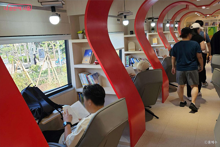 창밖 가을 풍경을 바라보며 독서를 할 수도 있다. ©홍혜수
