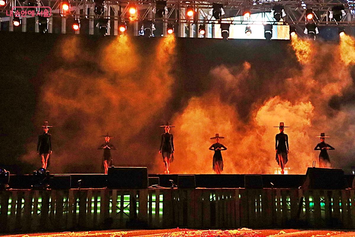 윤별발레컴퍼니의 창작발레 <갓>은 우아함과 한국적 아름다움으로 시선을 사로잡았다. ©정향선