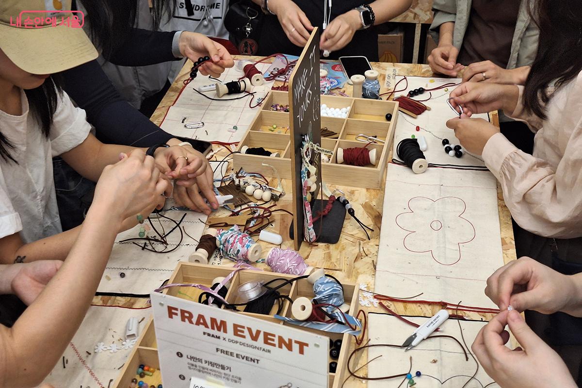 직접 참여해 패브릭 제품들을 디자인하고 완성하는 체험 코너에 많은 시민들이 모였다. ©이혜숙