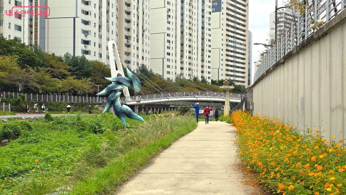 꽃과 함께 산책하는 시민들 ©김한기