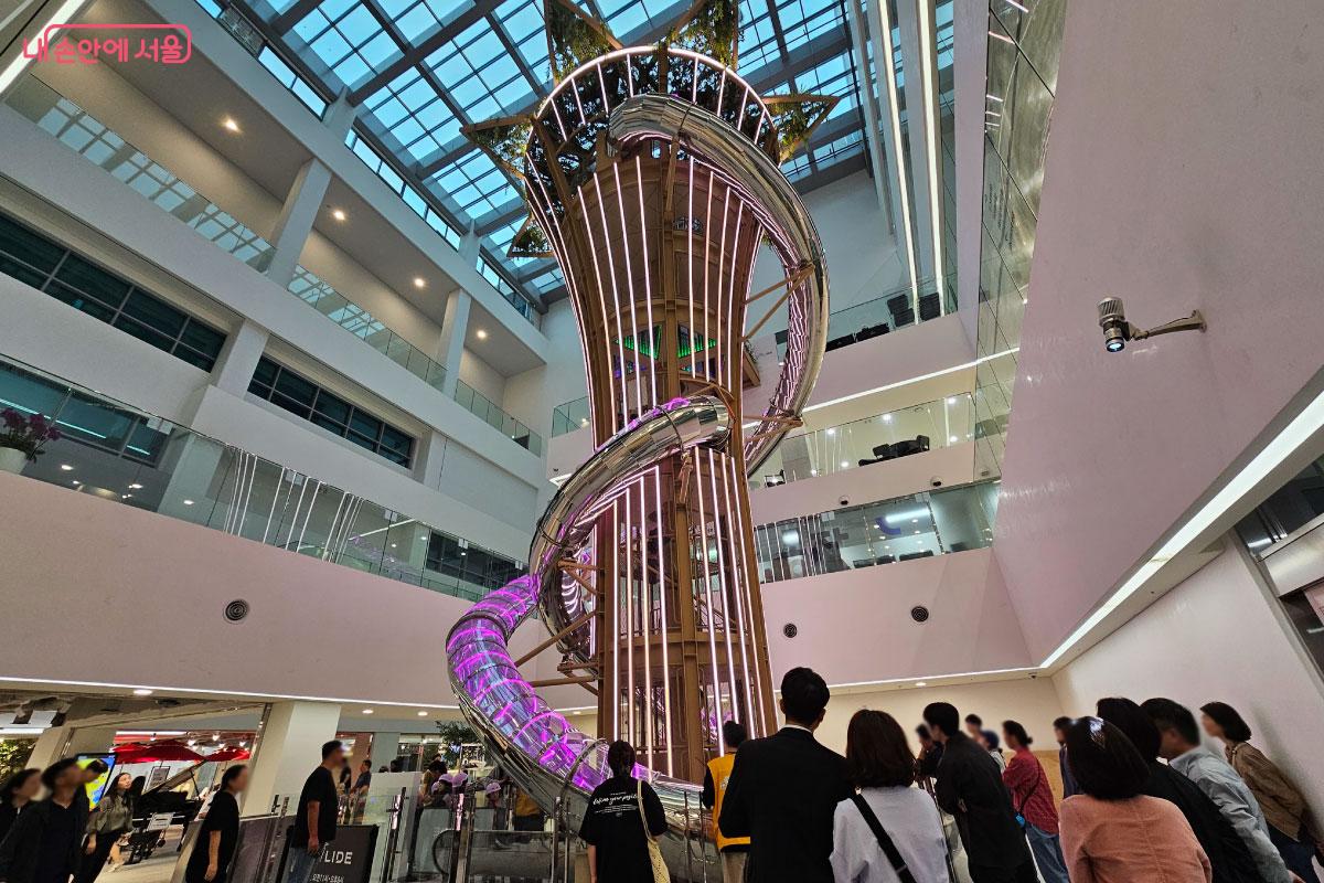 'D-LIDE'는 2대의 슬라이드가 기둥을 칭칭 감고 있는 형태이다. ©홍혜수