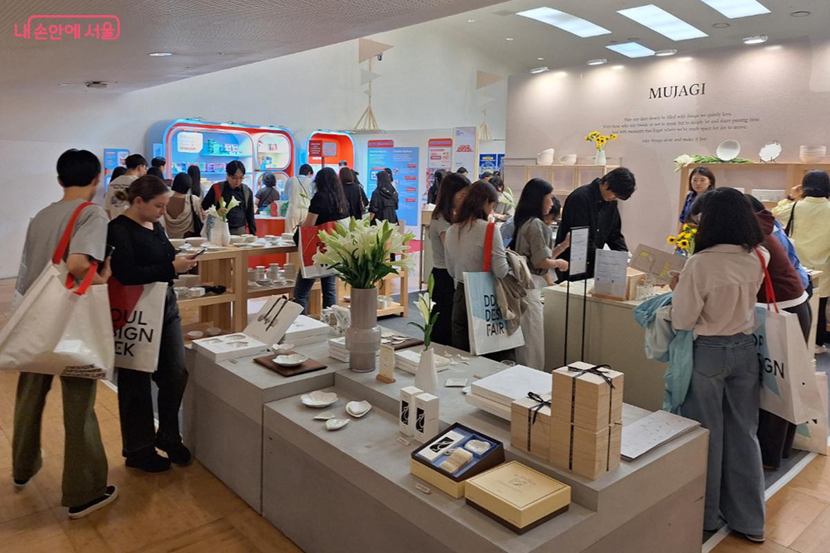 '무자기'는 꾸밈을 최소한으로 줄인 과장 없고 담백한 디자인의 제품군으로 인기가 높다. ©이혜숙