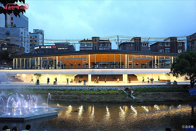 흐르는 강물을 형상화한 건물형 테라스와 수변 스탠드가 돋보이는 우이천 수변활력거점 ©조수봉 