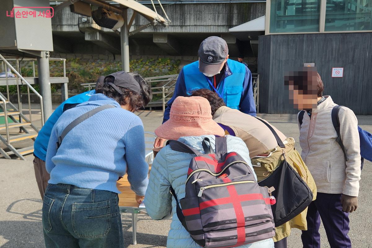 '북부런'에 참가한 어르신과 주민들이 친환경 실천 부스에서 미션을 수행하고 있다.ⓒ윤혜숙