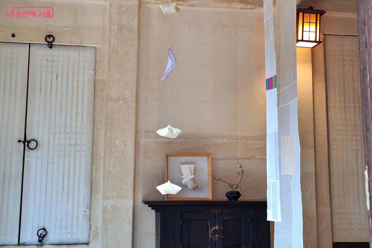 복주머니, 버선 등 전통 장식과 여의주 문양의 모시함 신작이 현대적 감각으로 재해석됐다. ©정향선