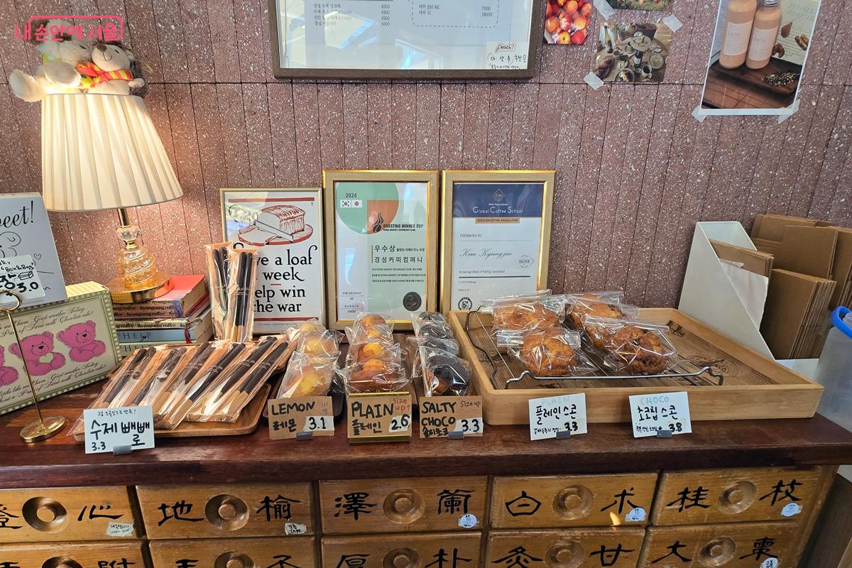 커피뿐 아니라 과자도 판매한다. ©김윤경