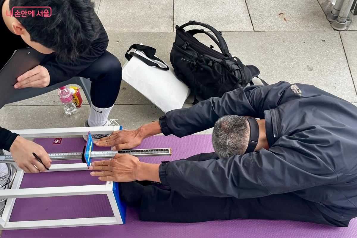 조금만 더, 더, 더! 유연성 측정하는 참여자 ©신혜민