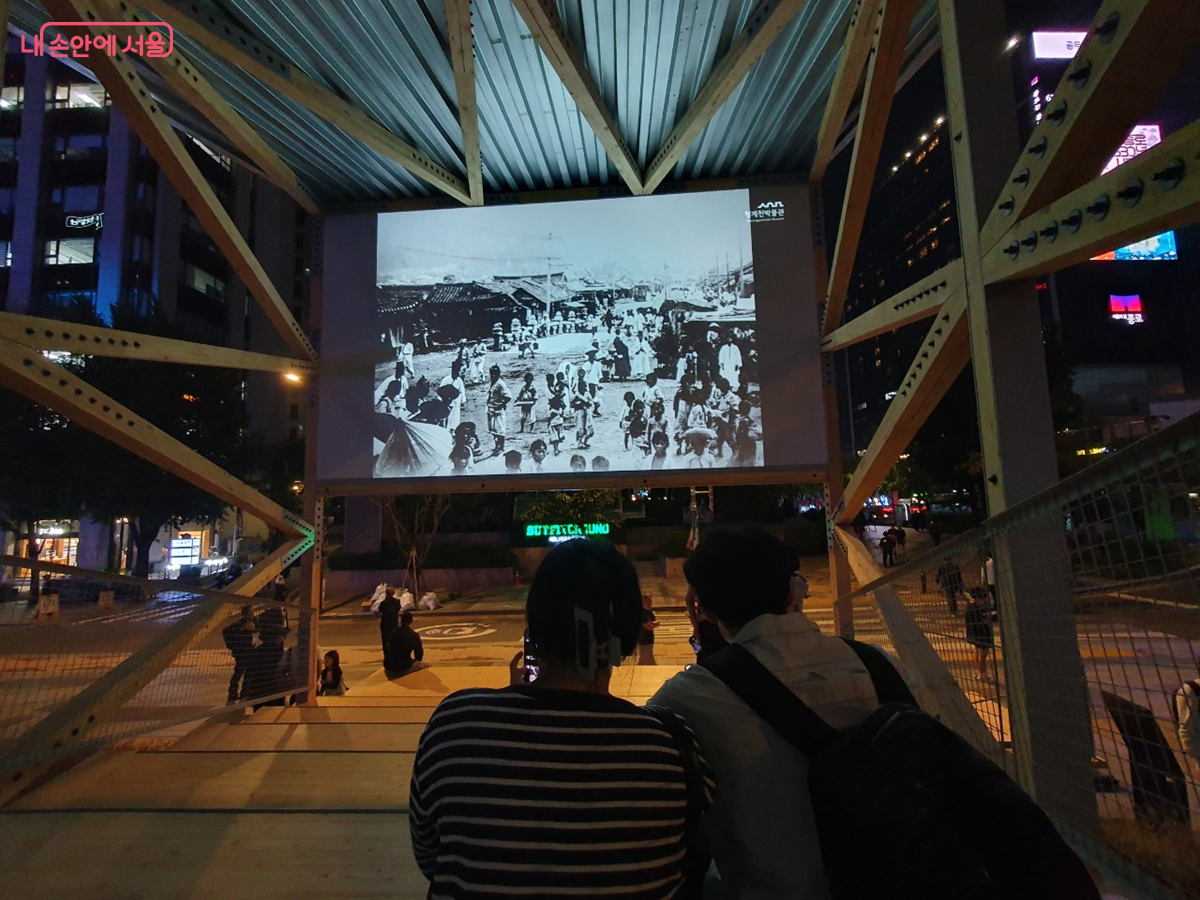 <커넥천 파빌리온> 안으로는 스크린과 휴식공간이 설치되어 있다. ©엄윤주