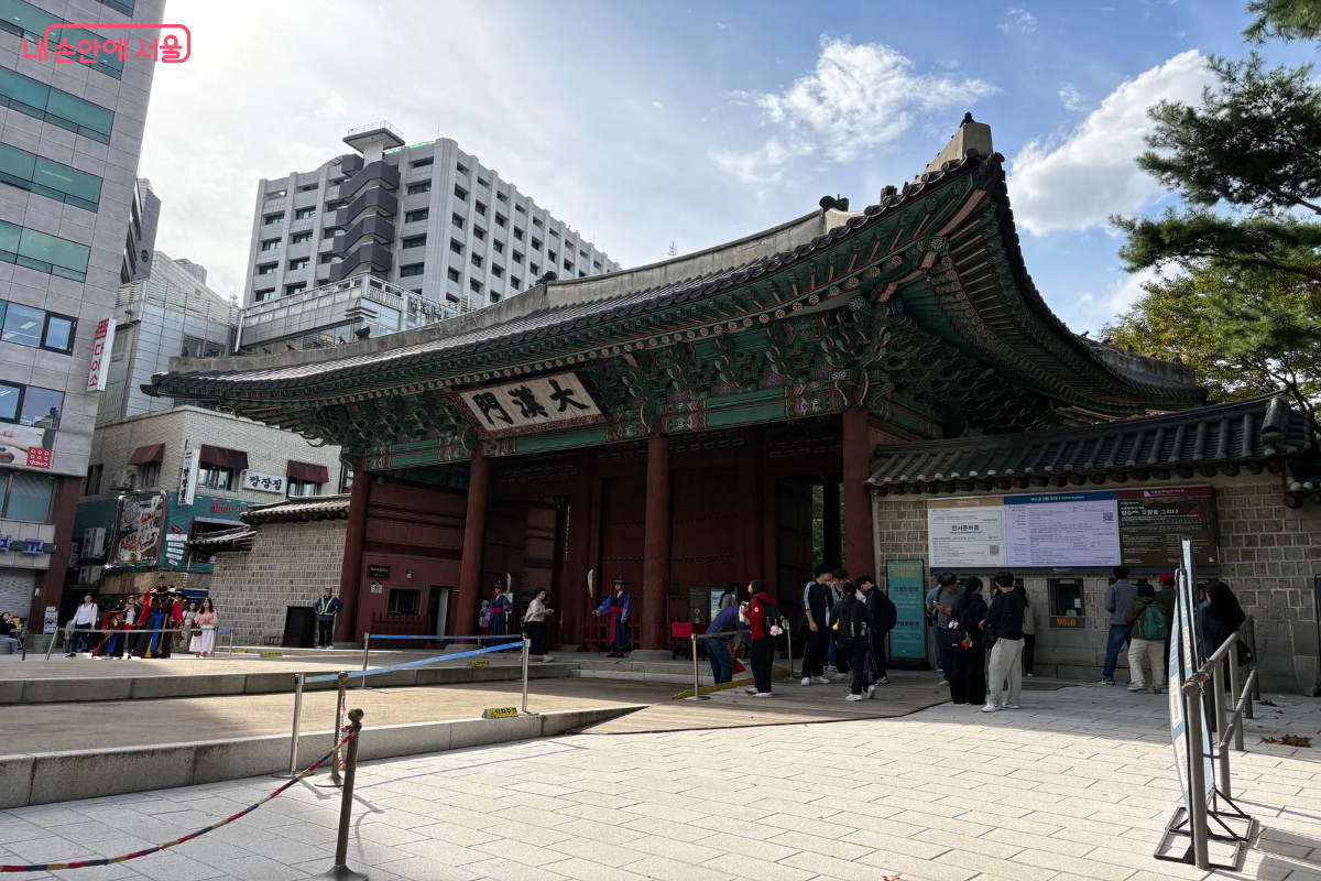 덕수궁 대한문의 모습이다. 많은 외국인 관람객이 방문했다. ©이혜린