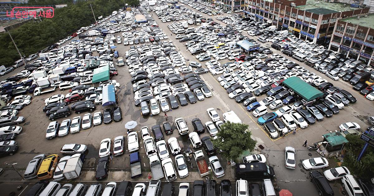 중고차라도 작년 12월 1일 이후에 산 차에는 소화기를 설치해야 한다. 사진은 장안평 중고차 시장. ©서울시