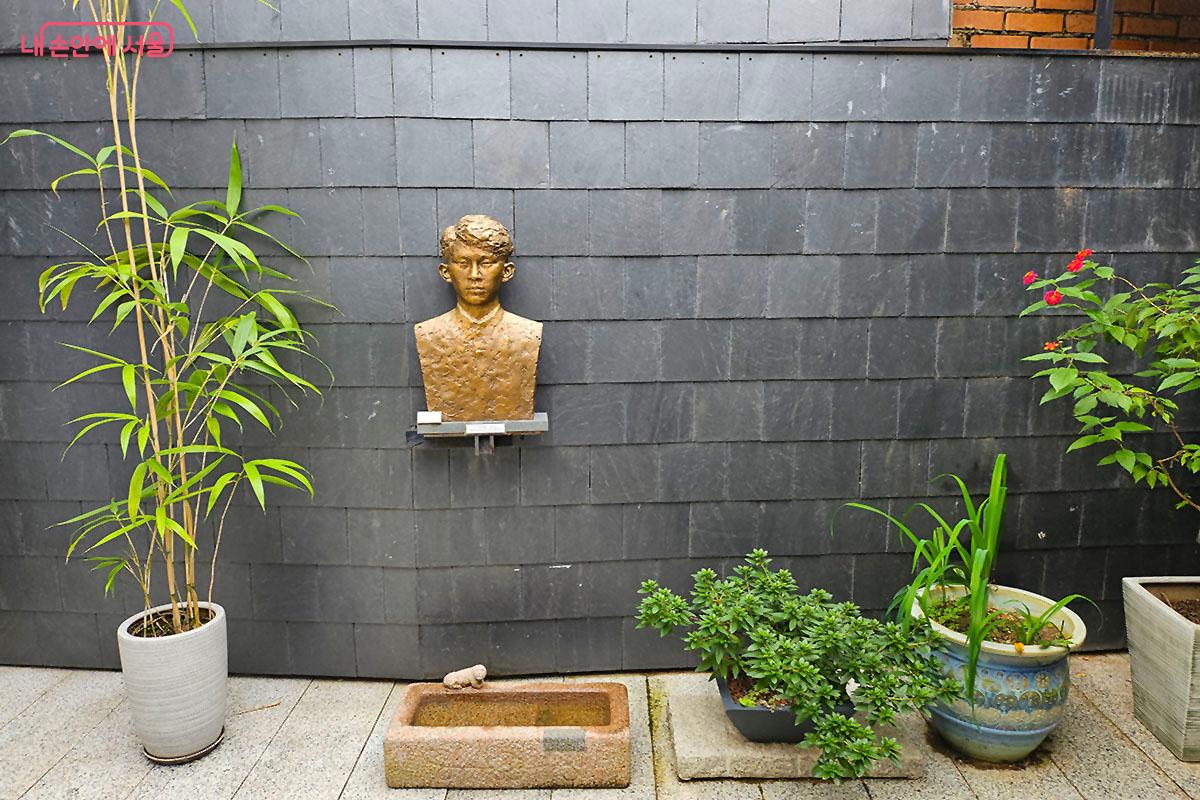 이상 시인의 동상 ©이정민