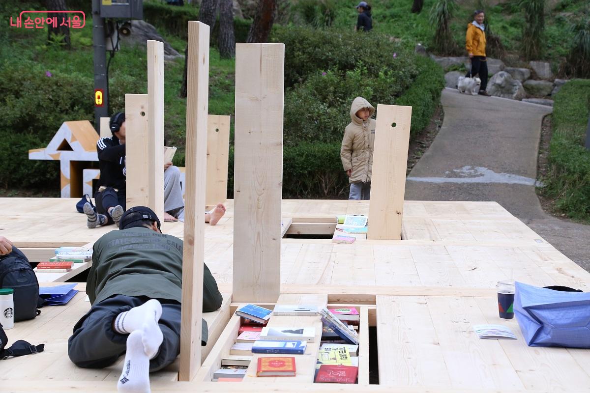 저마다 시와 그림을 그리며 몰두하고 있는 시민들 ©허혜정
