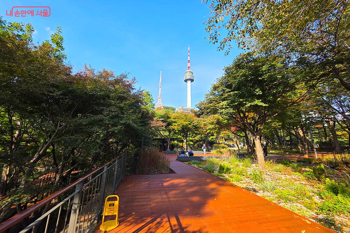 남산서울타워를 배경으로 멋진 사진을 찍을 수 있는 포토존 ©이정민