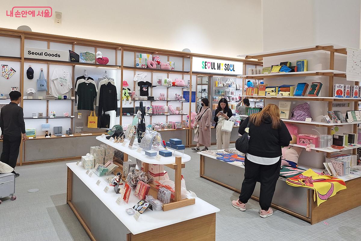 'DDP 디자인랩' 상설매장에서 다양한 서울시 관련 굿즈를 저렴한 가격에 판매하고 있다. ©이혜숙
