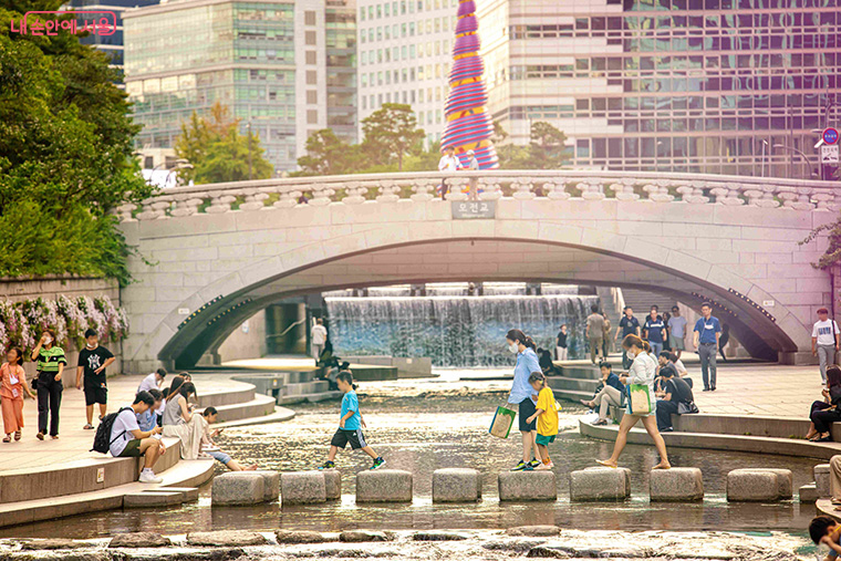 청계천에서 여유로운 시간을 보내는 시민들