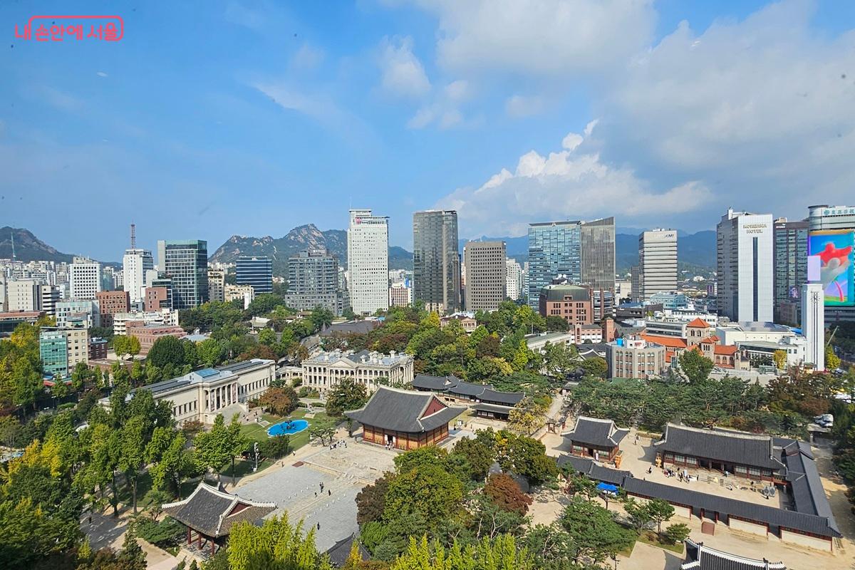 정동전망대에서 가을을 품은 덕수궁을 한눈에 담다. ©권연주