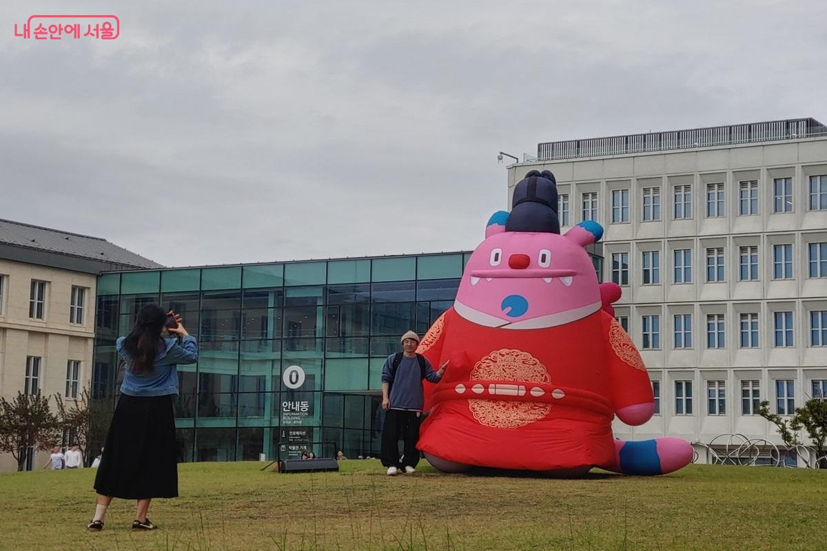 한복을 차려 입은 해치는 인증샷 명소로 사랑받고 있다. ©엄윤주