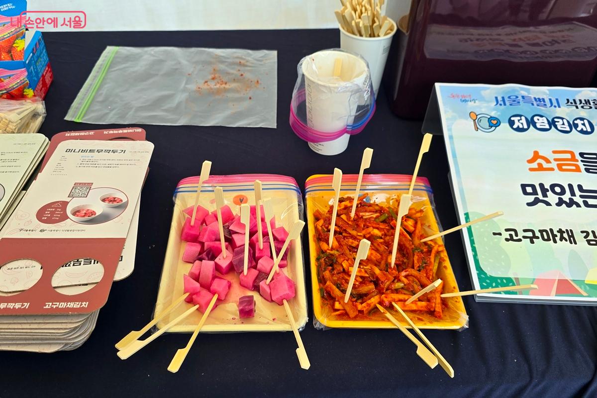 저염김치를 맛보고 있다. ©김윤경