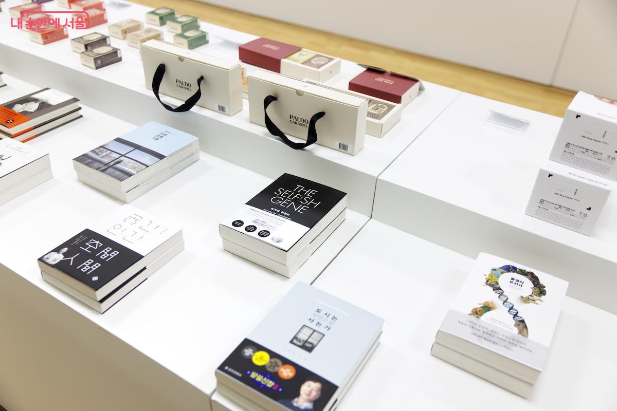 2층 기념품 숍에서는 다양한 책도 구매할 수 있다. ©임중빈