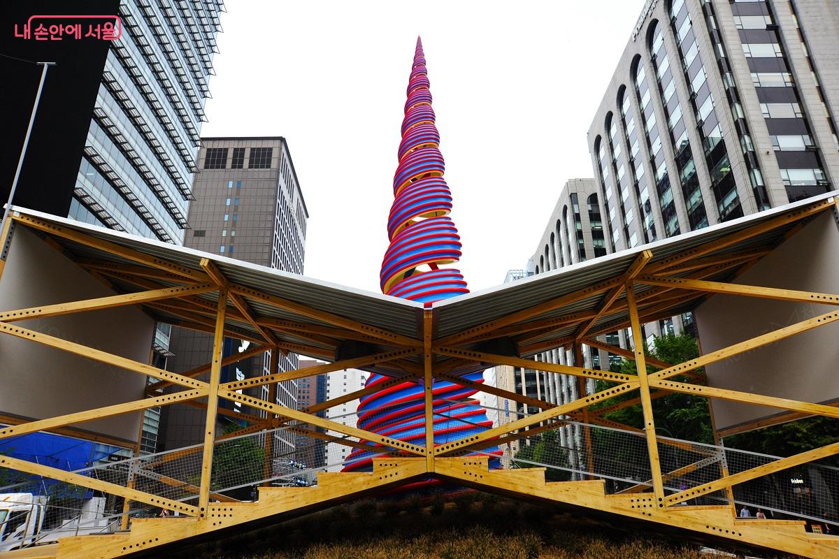 청계천을 대표하는 조형물인 <스프링> 뒤편에 목조 작품인 <커넥천 파빌리온>이 설치됐다. ©조수봉
