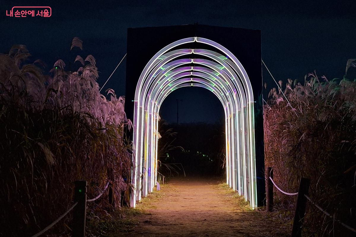 시간과 공간의 경계선에 놓여진 인간의 한계를 표현한 박여주 작가의 ‘개선문’ ©백승훈