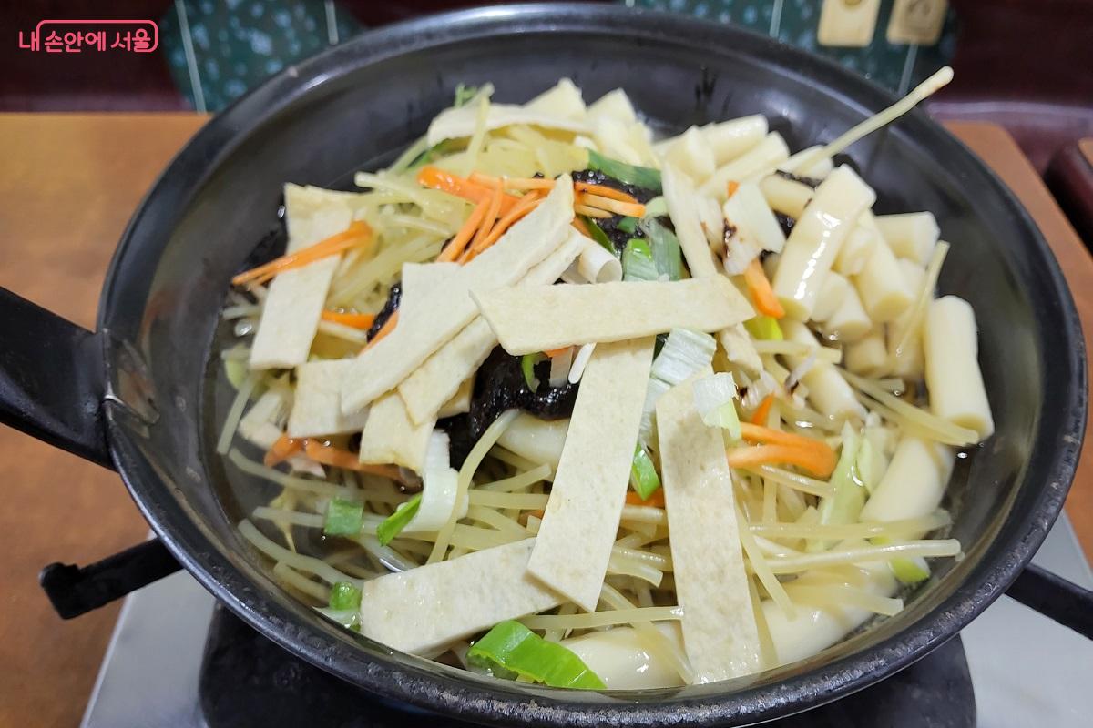 짜장 소스에 나오는 기본 떡볶이 ©권수진